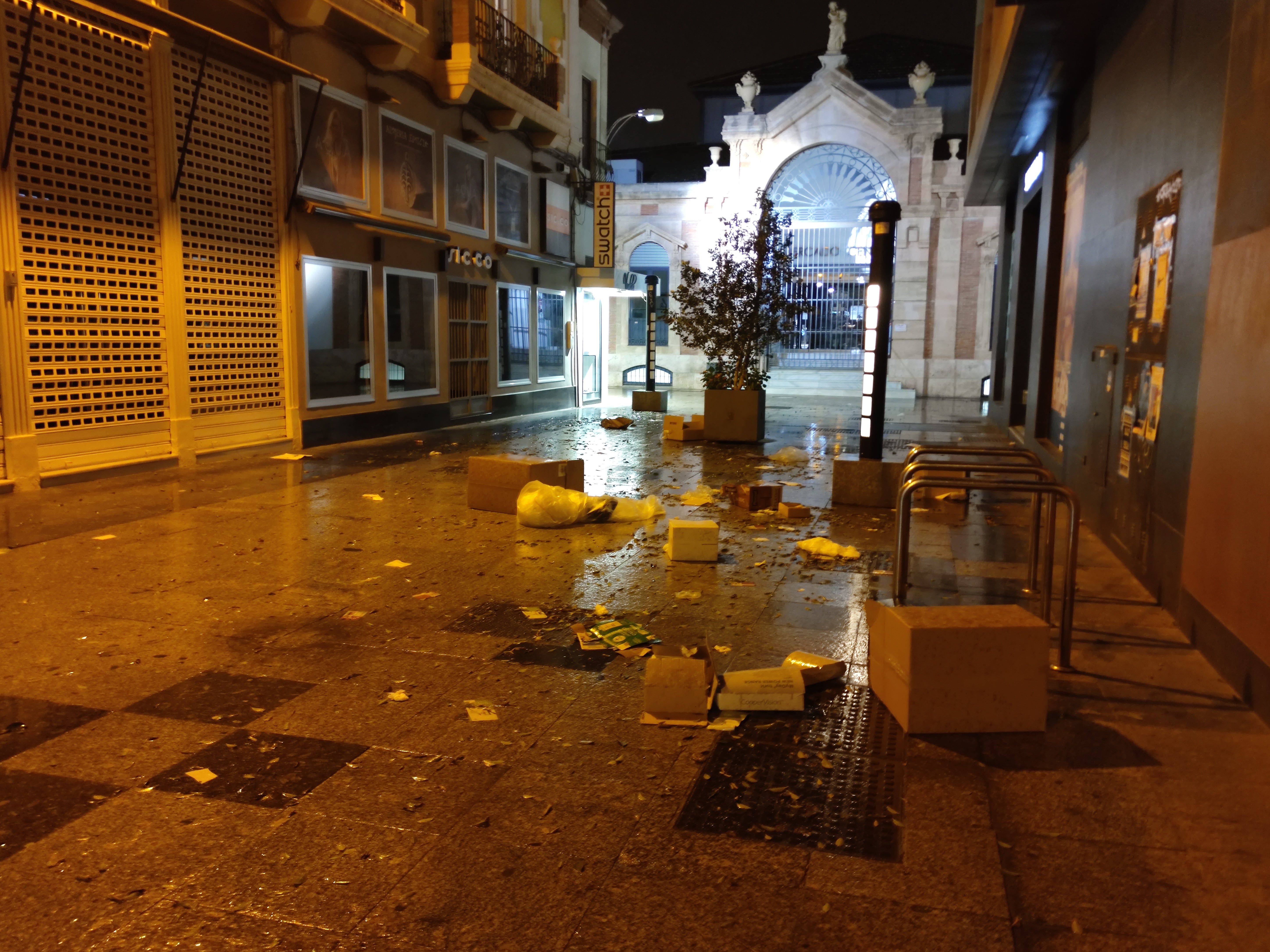 Imagen secundaria 1 - Imágenes de la suciedad en el centro de Almería. D. R.