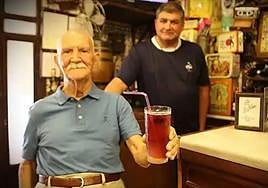 Carlos de Pablo Maroto, fundador de La Barra, fallecido el año pasado, con hijo y sucesor Carlos.