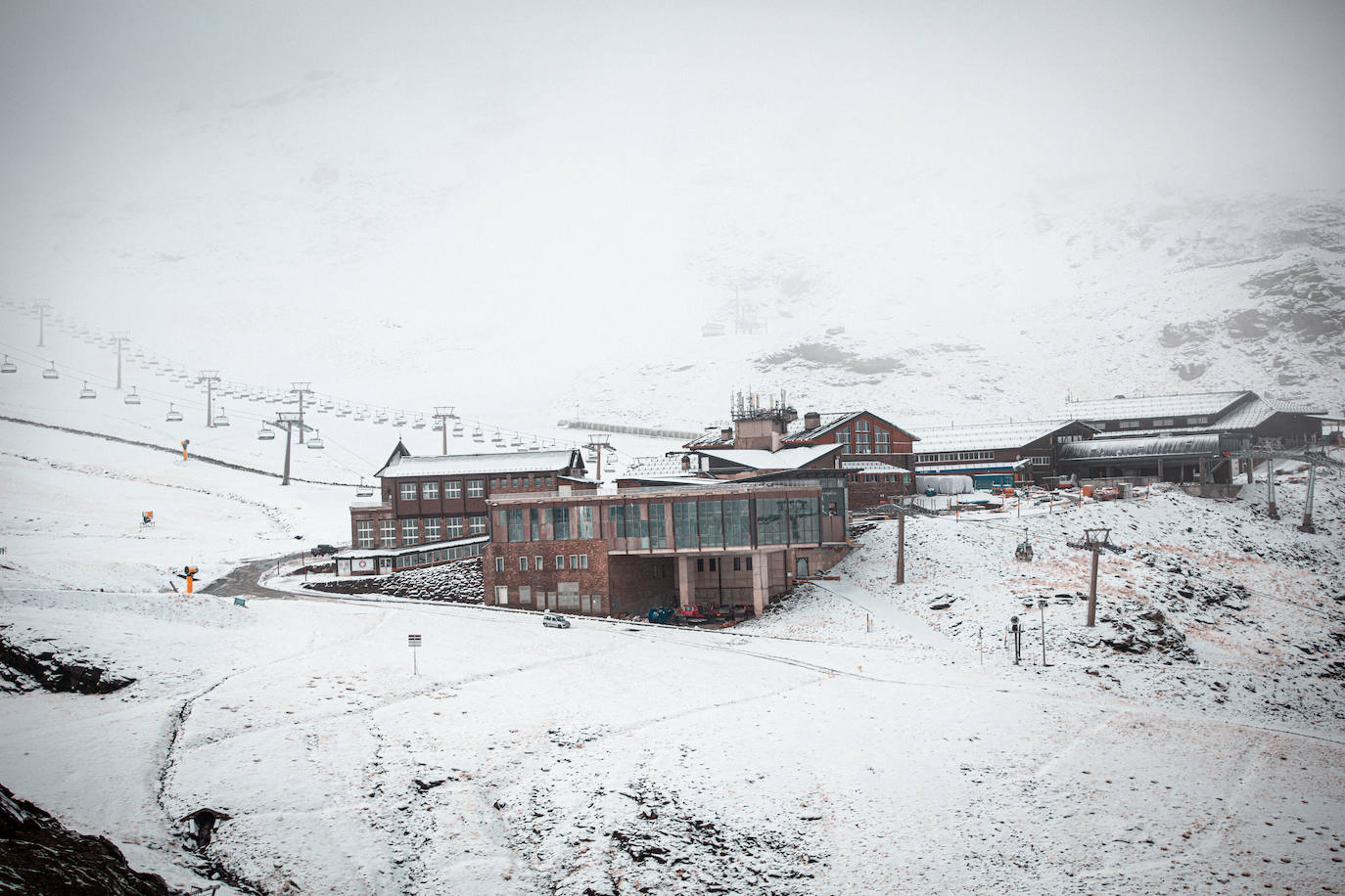 El manto blanco de Sierra Nevada, en imágenes