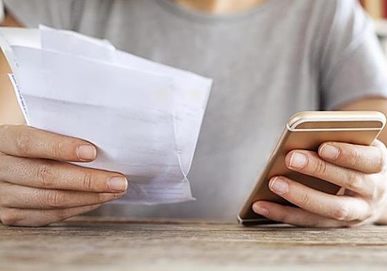 Advertencia de la OCU: así funciona el peligroso timo de la doble llamada.