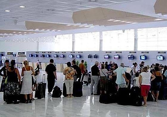 Vueling deja «desatendidos» a viajeros granadinos en Almería: «Nos costó 400 euros volver»