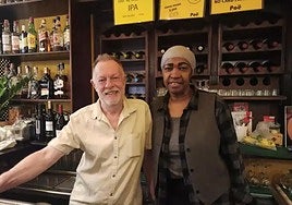 Matthew y Ana, propietarios del Bar Poë de Granada.