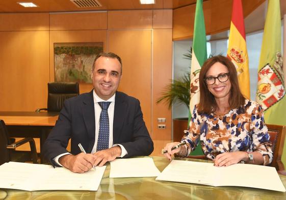 Francis Rodríguez y Rocío Díaz firman el acuerdo de colaboración.