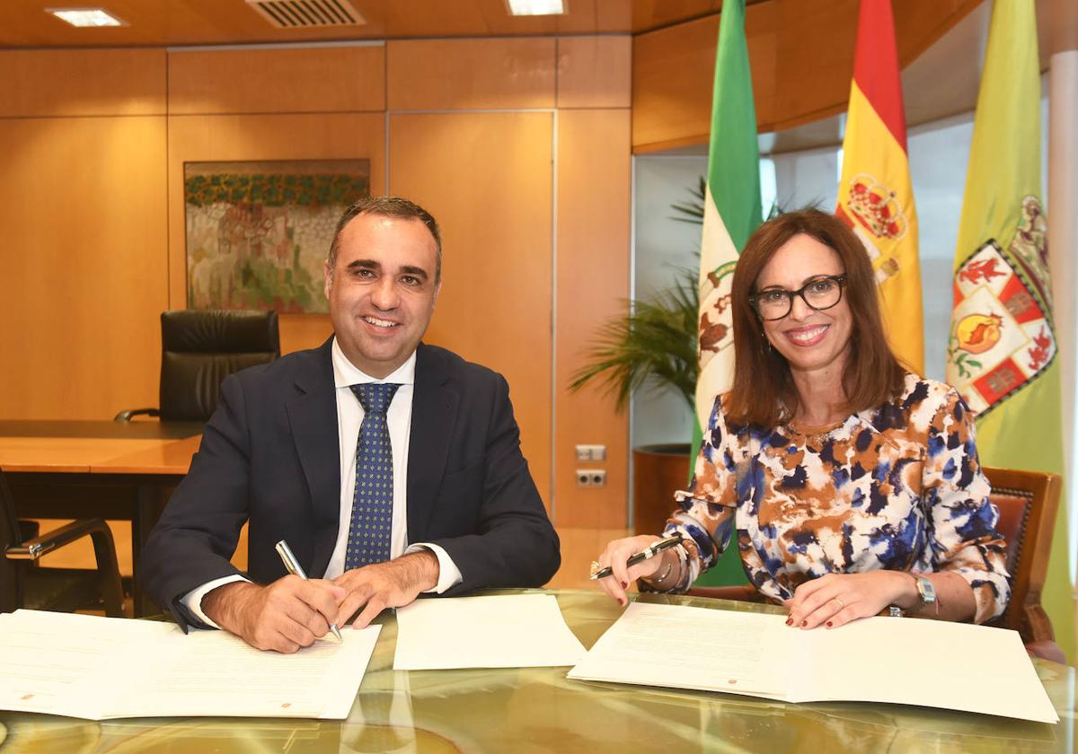 Francis Rodríguez y Rocío Díaz firman el acuerdo de colaboración.