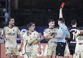 Lucas Boyé lamenta su roja directa en El Sadar.