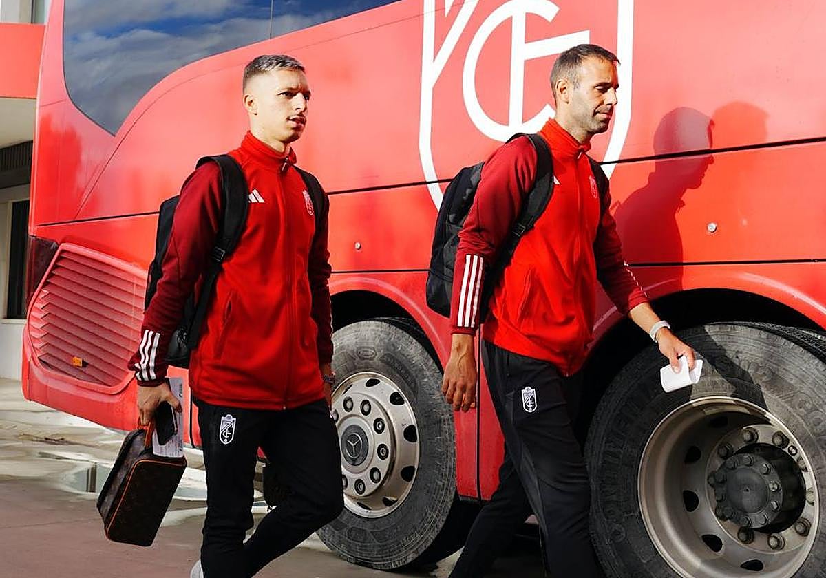 Bryan y Víctor Díaz, al montarse al autobús en la Ciudad Deportiva del club.