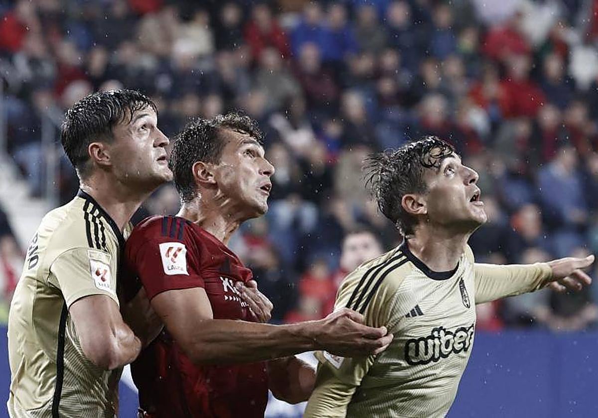 Miguel Rubio pelea un balón con Torró.