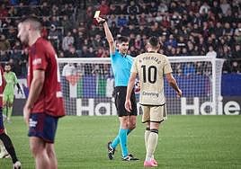 Puertas, amonestado por Busquets Ferrer.