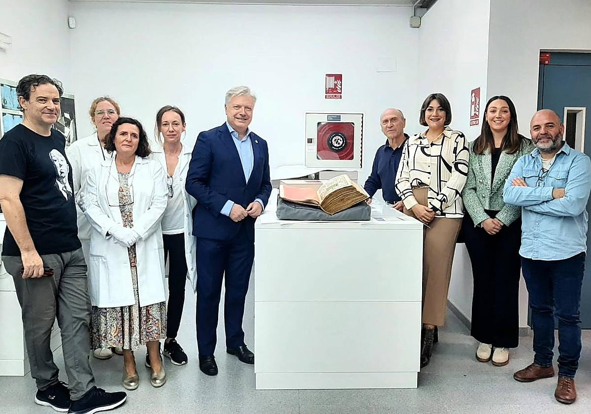 Acto de levantamiento de El Privilegio de Vilches en el IAPH de Sevilla.