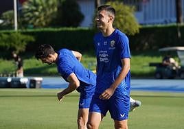 César Montes, que regresó a Almería en la noche del jueves, se incorporó junto al equipo en la sesión de ayer en el Anexo.