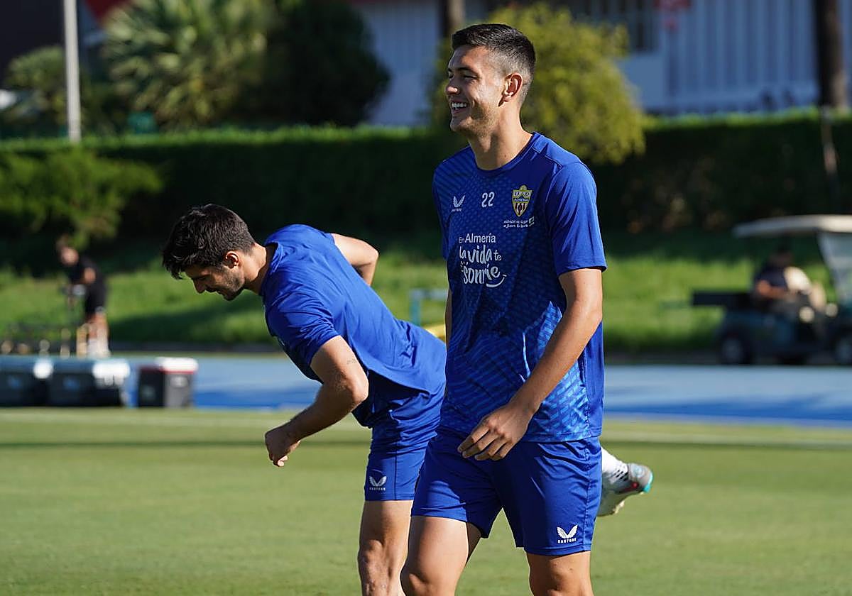César Montes, que regresó a Almería en la noche del jueves, se incorporó junto al equipo en la sesión de ayer en el Anexo.