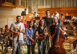 Daniel Illescas, Clara Li Cárdenas, María Vargas y Yakub Ozalla, con Lucas Macías