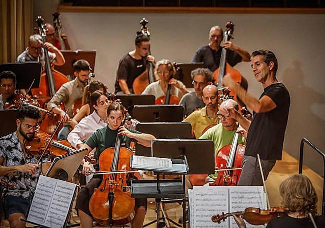 Macías ante la orquesta, donde comparten atril varias generaciones.