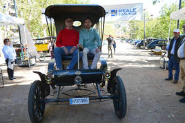 Uno de los coches expuestos en el Paseo del Salón.