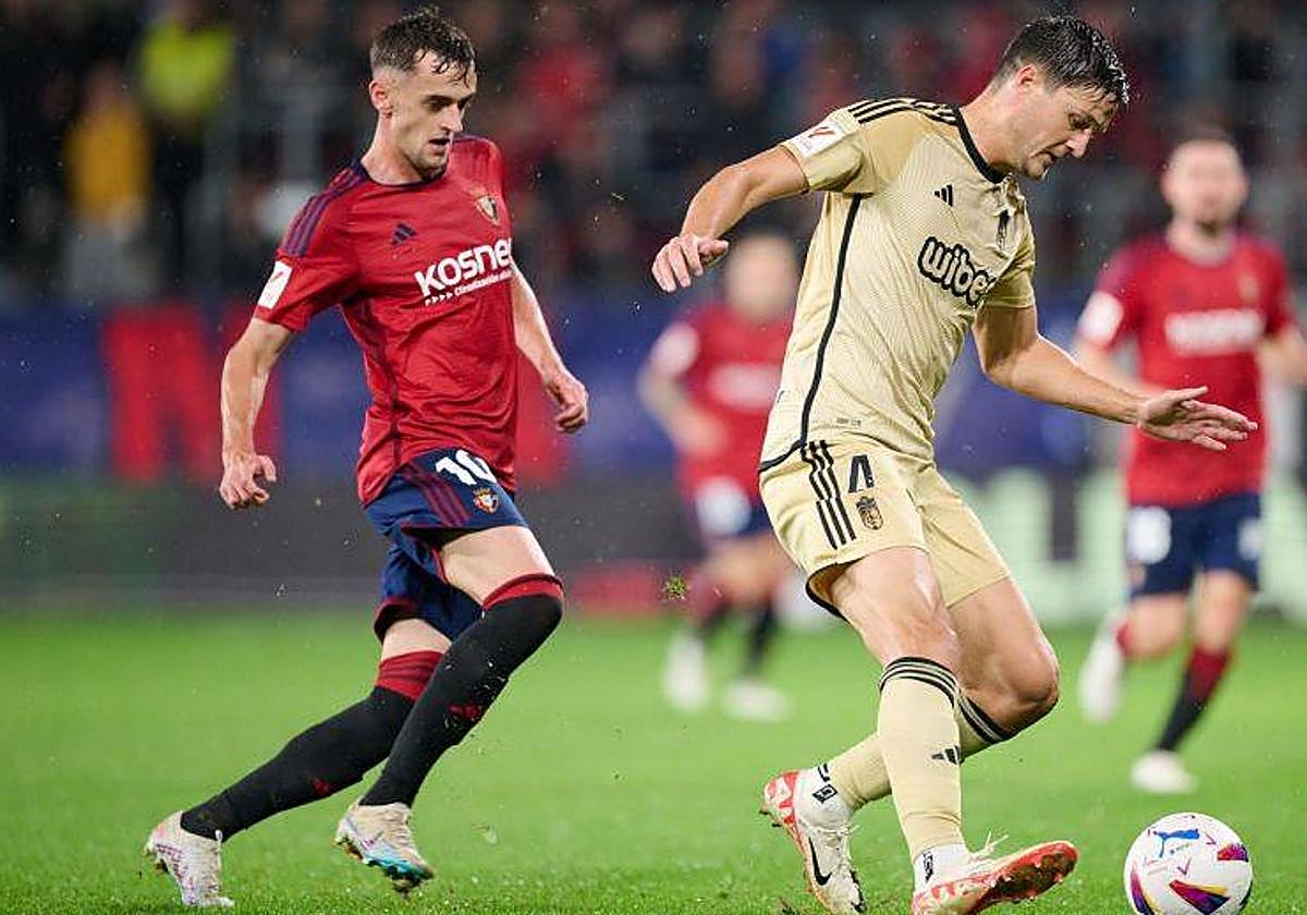 Miguel Rubio juega un balón en El Sadar.