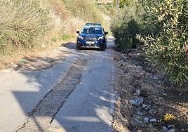 Tramo en mal estado de la vía pecuaria asfaltada entre la rotonda de Ifeja y el Batán.