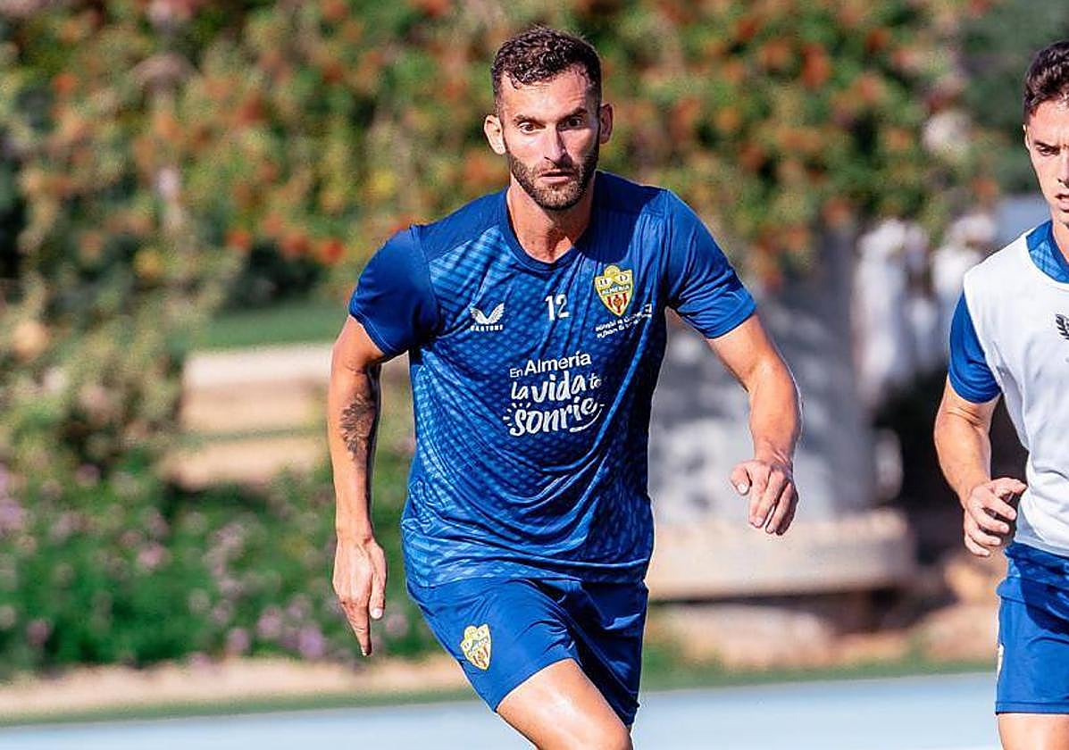 Leo Baptistado apunta a ser el recurso en punta ante la falta de delanteros puros.