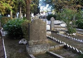 Patio del cementerio evangelista de Linares.