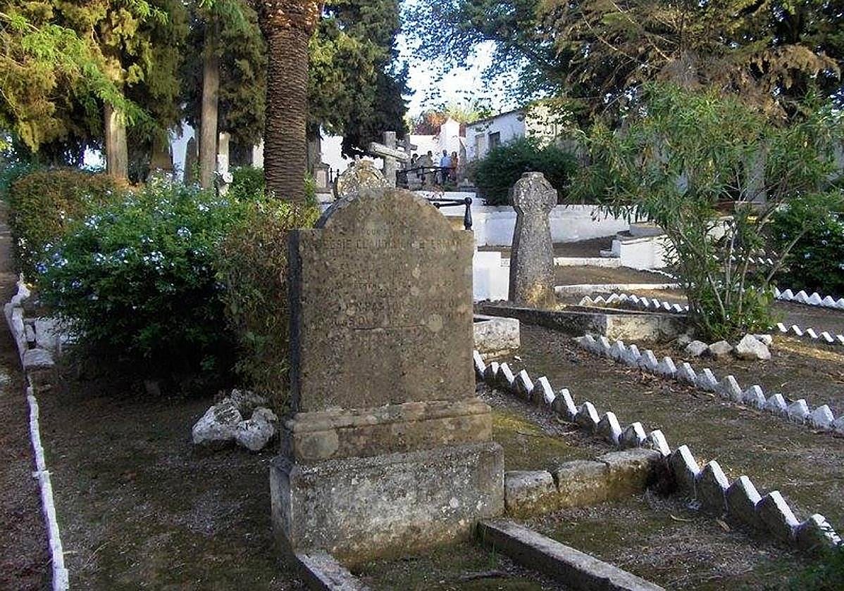 Patio del cementerio evangelista de Linares.