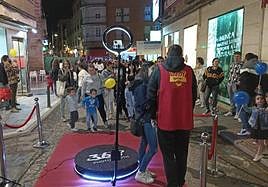 Animación en la calle Baños, una de las vías más céntricas de la ciudad, con motivo del 'DTiendas Linares'.