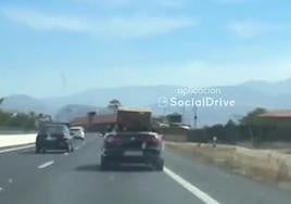 El vídeo viral de un descapotable con una tele por Granada.