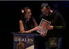 Momento emotivo en la Gala de los IDEALES Almería.