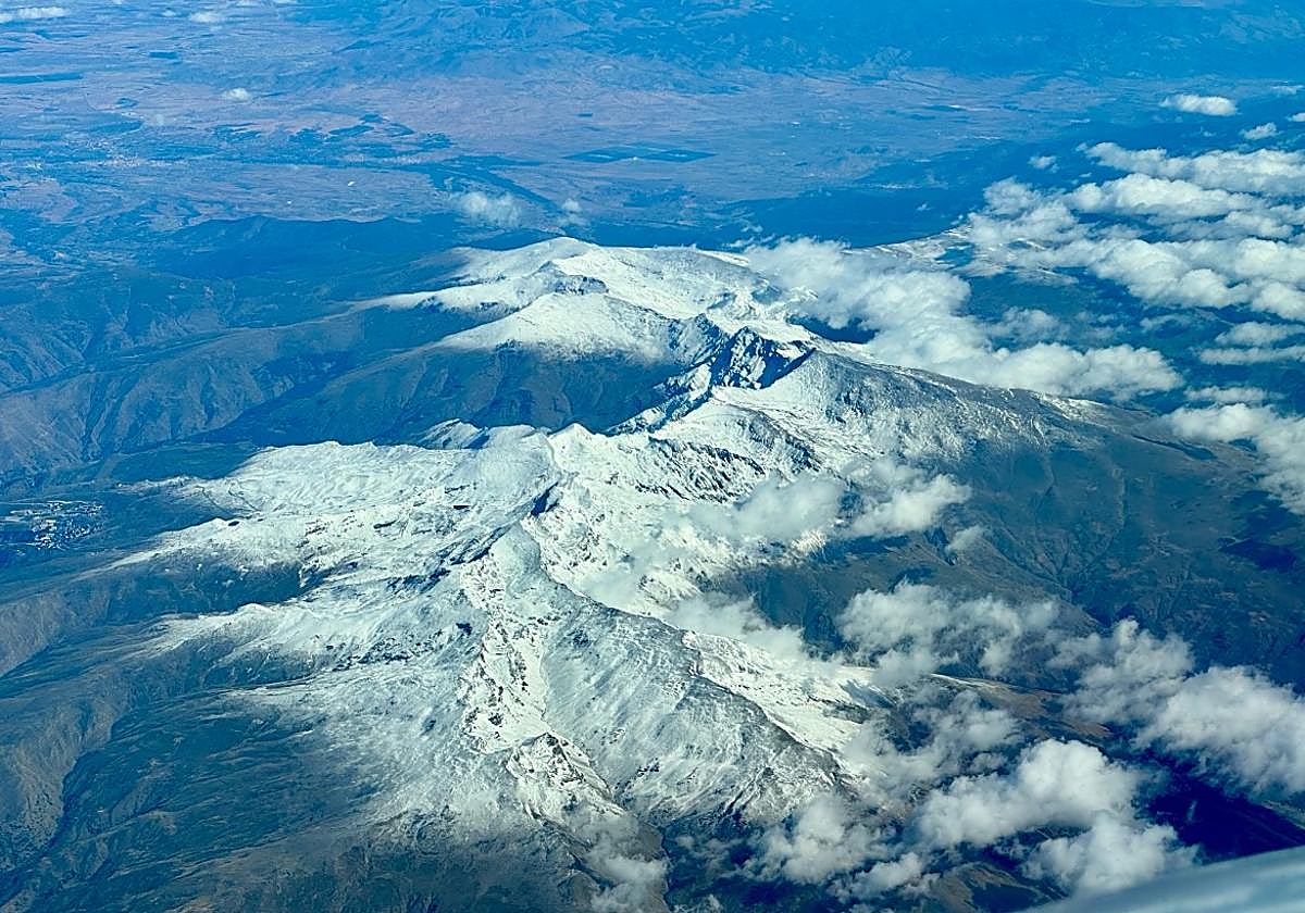 La imagen de un piloto sobre Sierra Nevada que muestra los efectos del temporal.