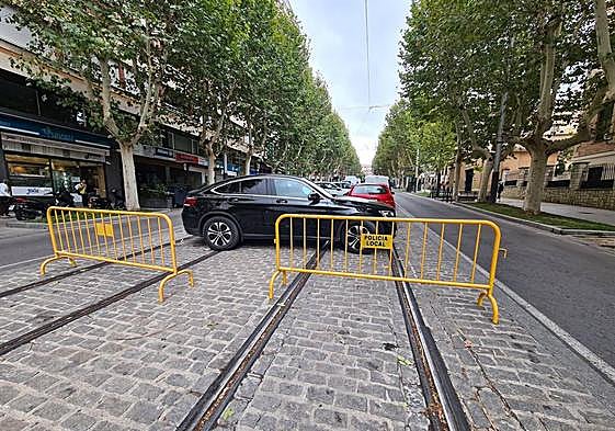 Vallas que limitan el aparcamiento.