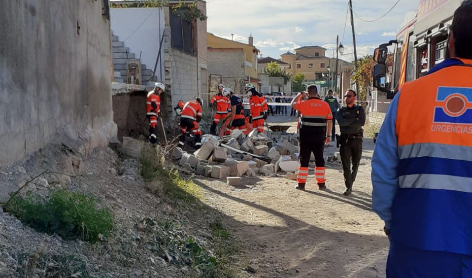 Operativos actuando tras el derrumbamiento en Deifontes.