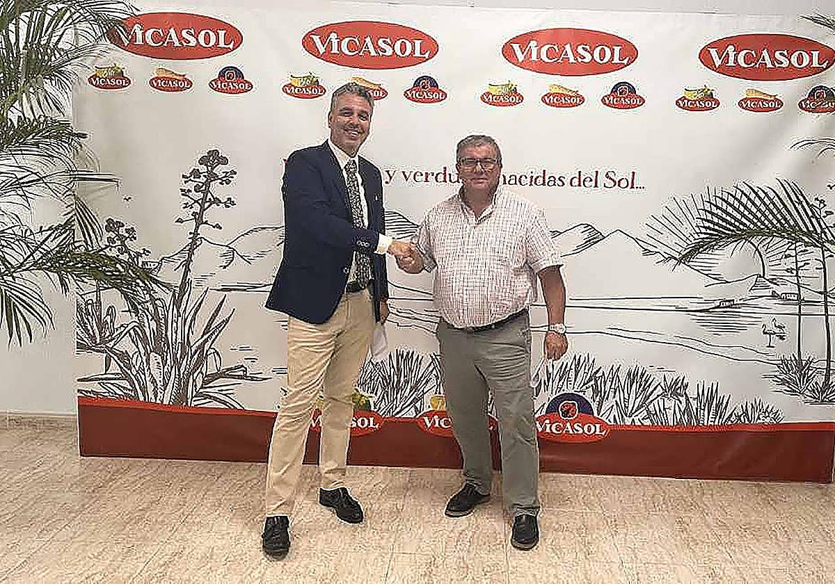 Miguel A. Ruiz y Juan Antonio González, tras la firma del acuerdo.