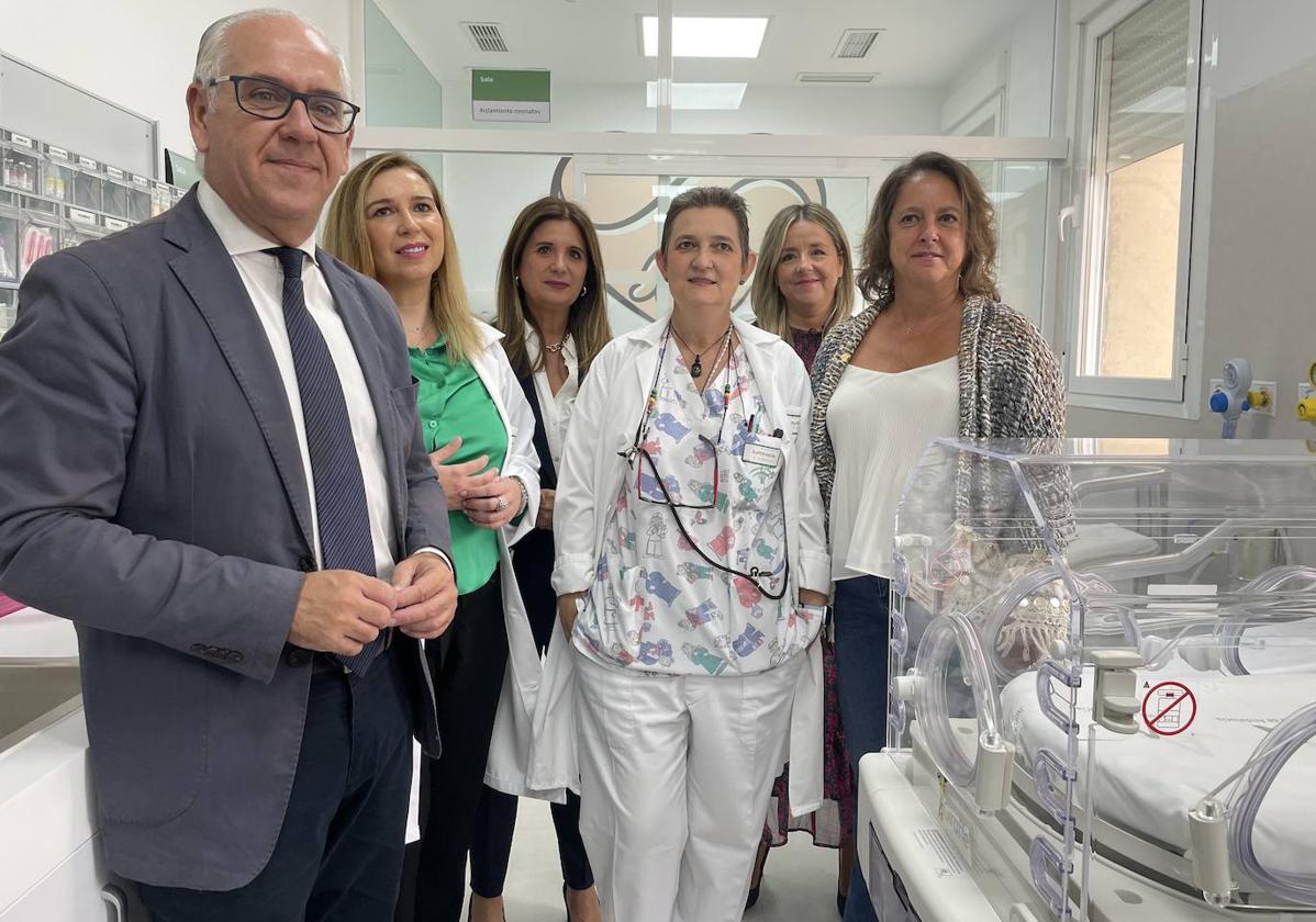 Autoridades y profesionales en su visita a la nueva área de Pediatría del Hospital San Agustín de Linares.