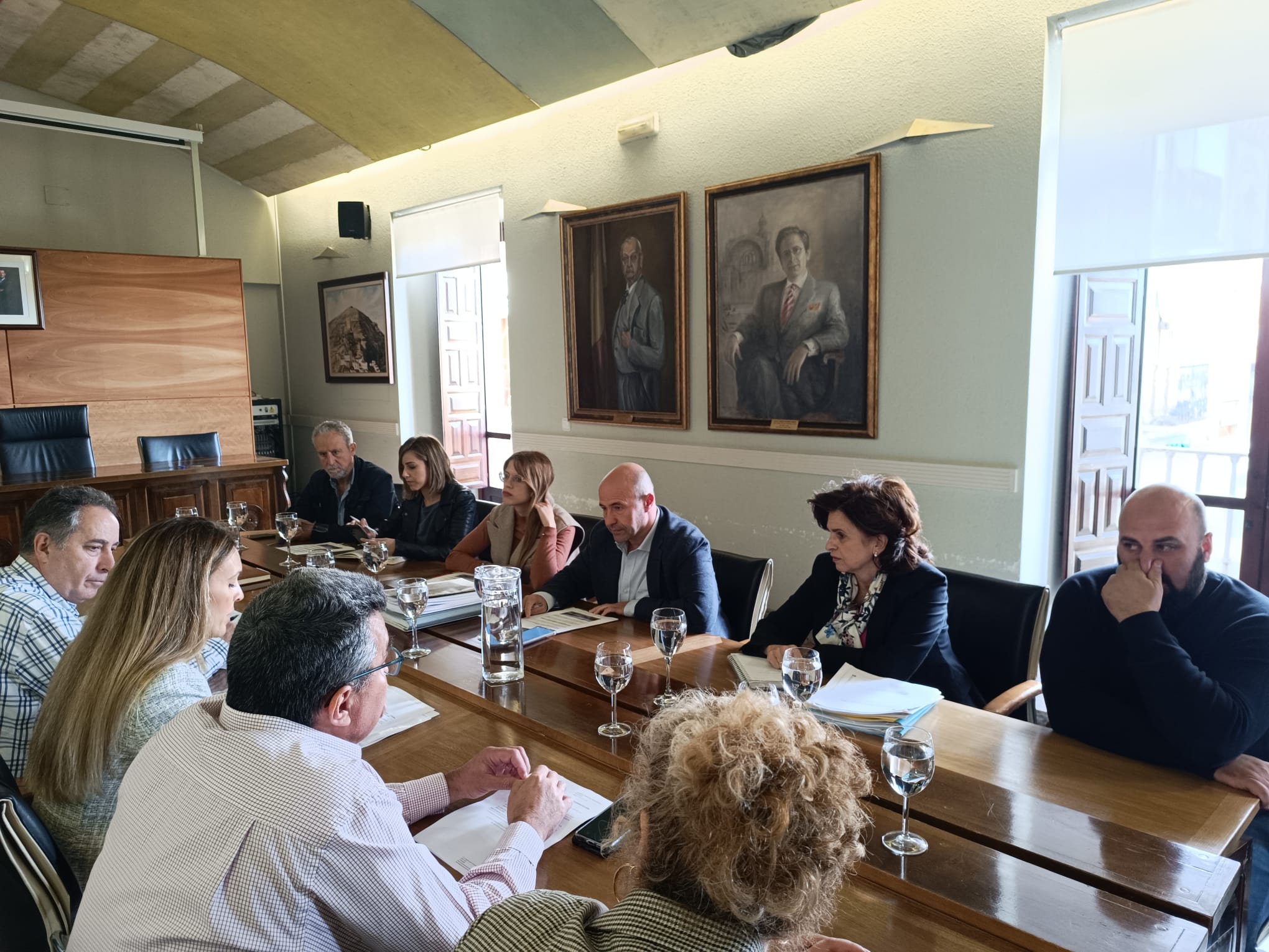 Reunión entre el gobierno local de Cazorla y la delegada de Medio Ambiente.