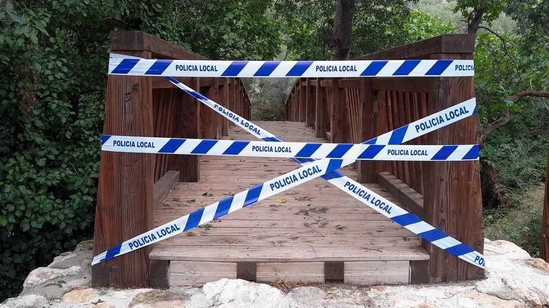 Cierran el paso peatonal al Pilón Azul por desprendimientos.