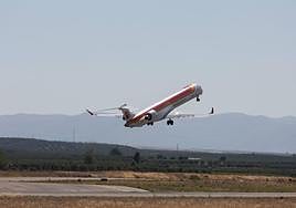Un avión despegando del aeropuerto de Granada, en una imagen de archivo.