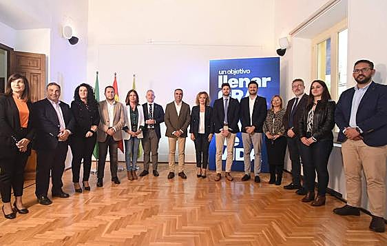 El presidente de Diputación, Francisco Rodríguez, con su equipo de diputados en el Palacio de Niñas Nobles.