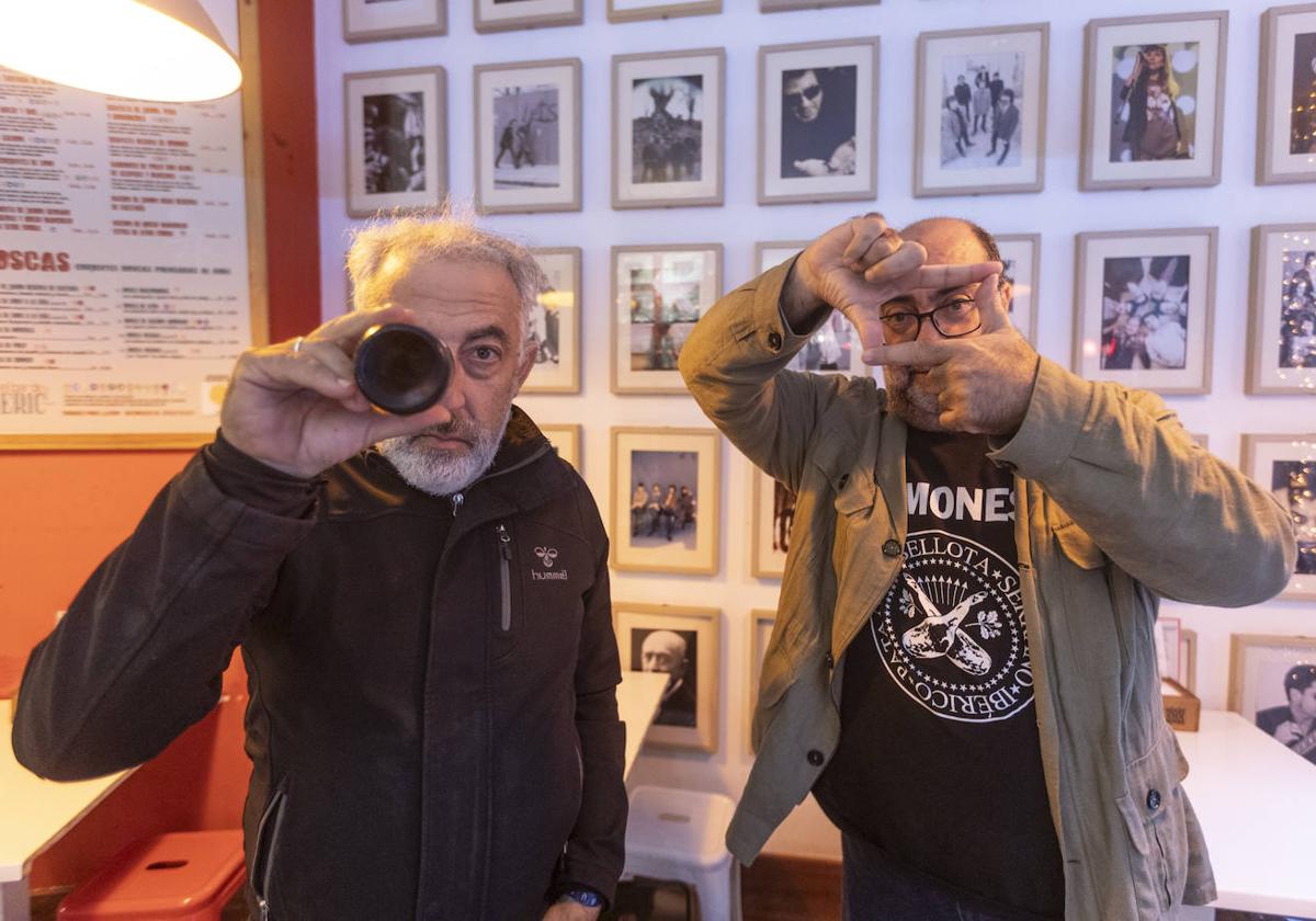 Eric Jiménez y César Martínez, protagonista y director del documental, en el Bar de Eric.