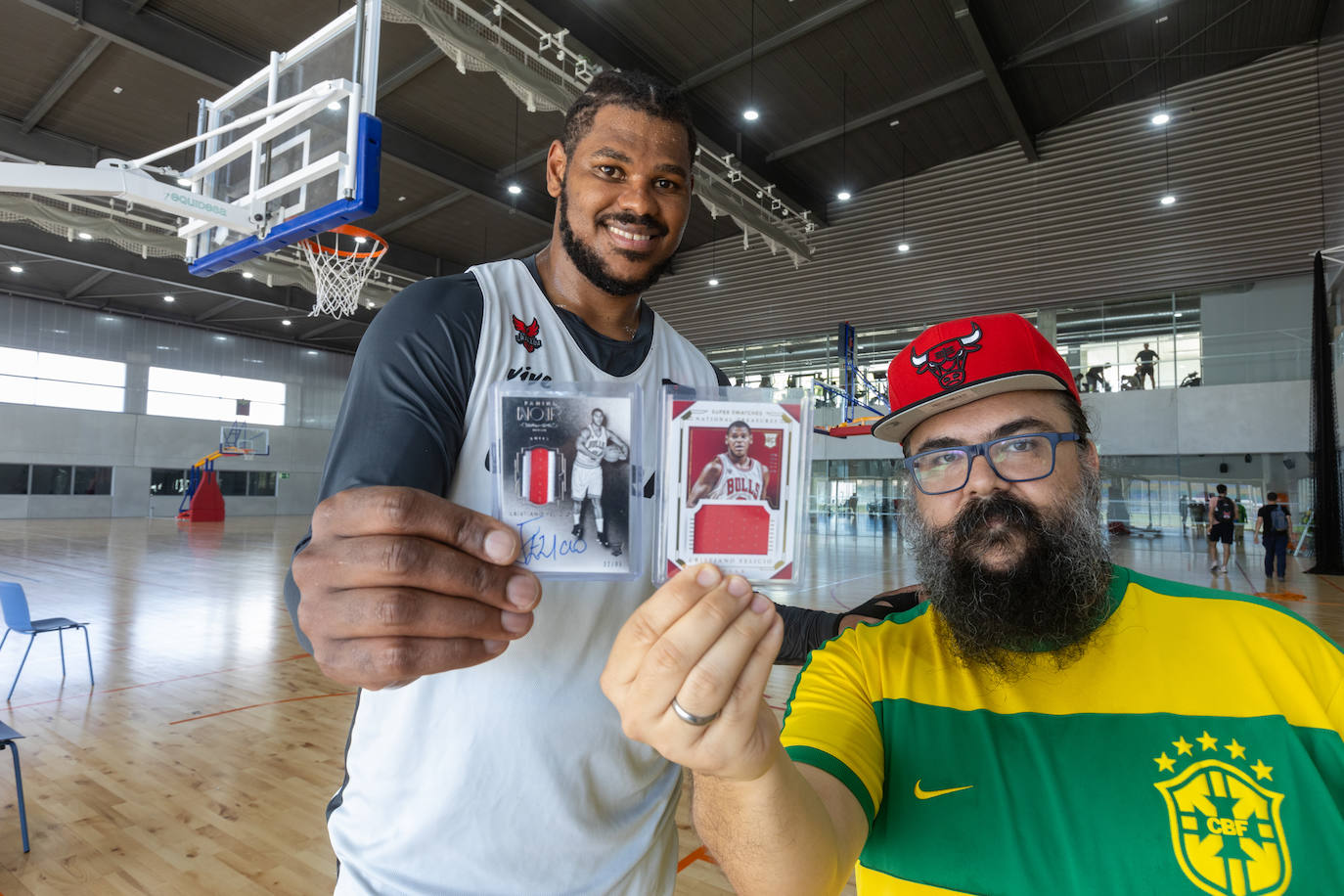 Felicio (i) y Castillo sostienen dos de las tarjetas más valiosas