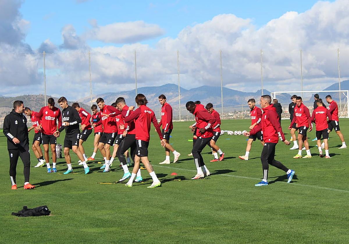 Calentamiento de los futbolistas del Granada.