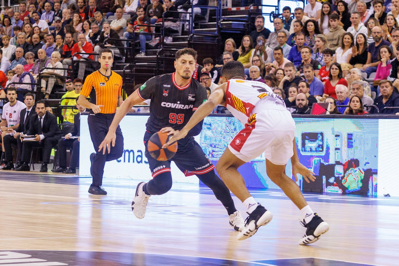 Yivtach Ziv defiende a Cinciarin, del Casademont Zaragoza.