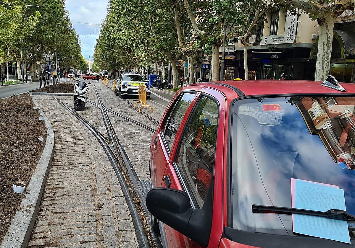 Vehículo sancionado por aparcar en la plataforma del tranvía, este miércoles por la tarde.