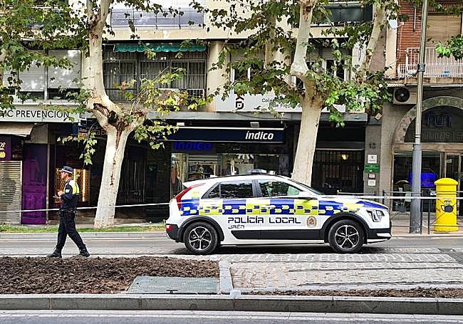 Vehículo policial, en la zona alta del Paseo de la Estación, este miércoles.