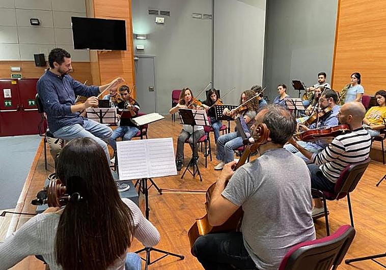 Daniel García dirige un ensayo de la orquesta en el Aula Magna.