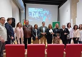 Autoridades y participantes en la presentación de la campaña de acogimiento familiar en Baeza.