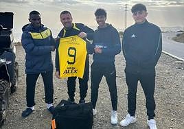 Abdulaye junto a sus compañeros y el responsable del equipo, Carlos Moreno