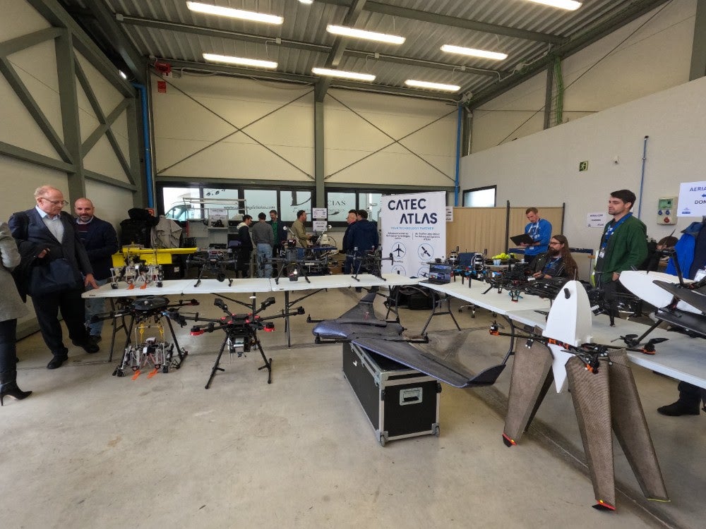 Sala de operaciones en el centro Atlas de Villacarrillo con los drones del proyecto Aerial Core.