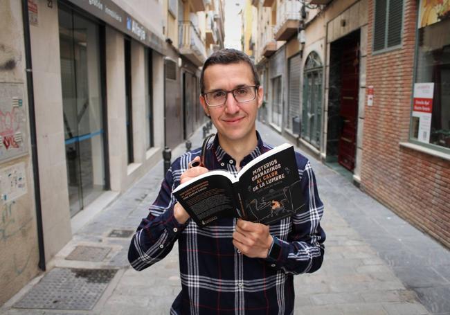 José Carlos García, autor de 'Misterios granadinos al calor de la lumbre'.