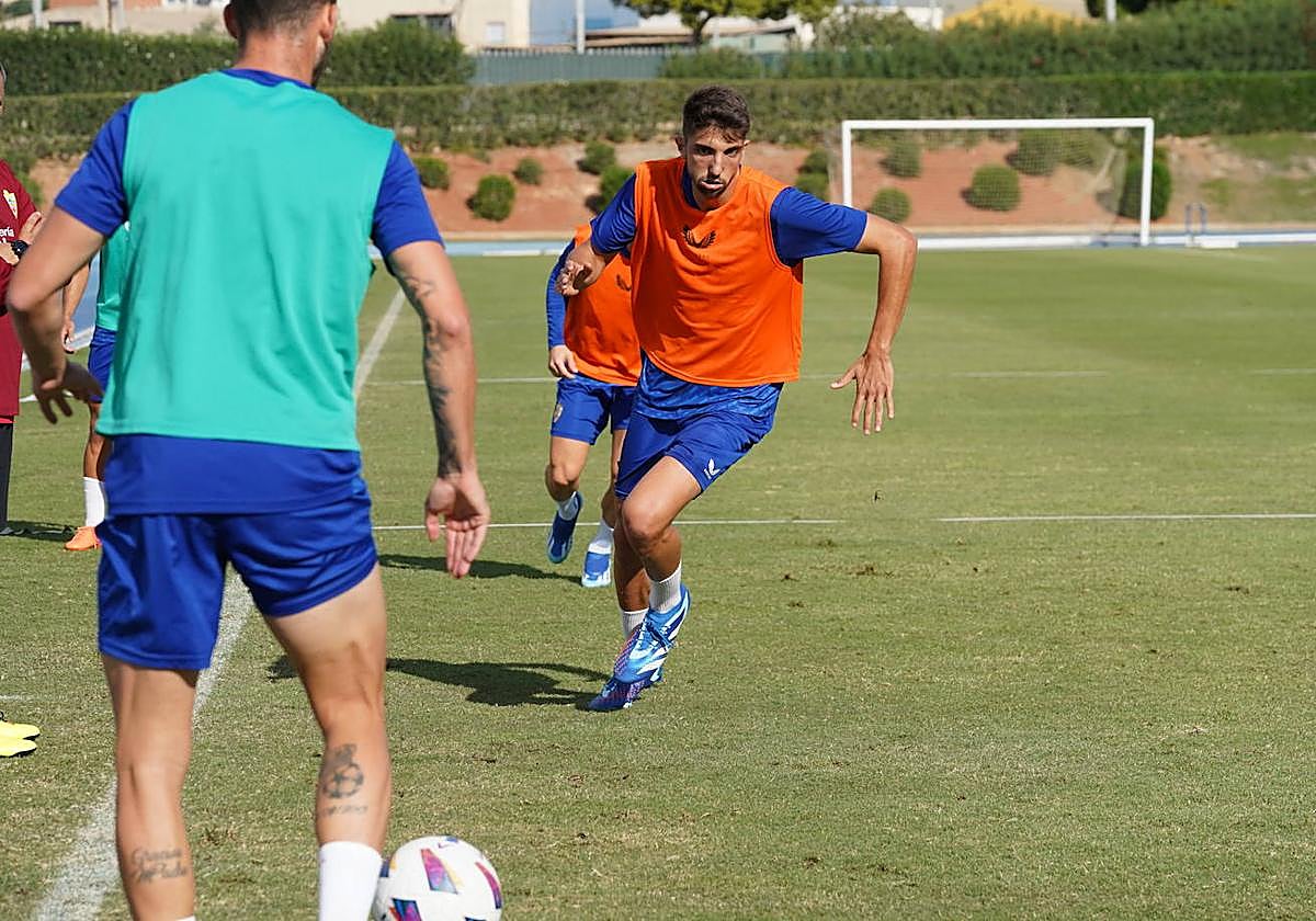 Édgar González hizo ayer ya trabajo junto al resto del equipo en la sesión celebrada en el Anexo.