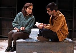 Toni Acosta y Omar Ayuso durante la representación de 'El sonido oculto'.