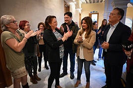 Las trabajadoras, satisfechas, aplauden junto a concejales del Gobierno.