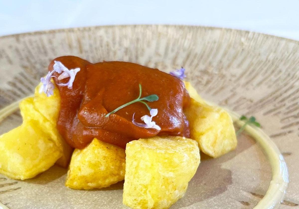 Patatas bravas de Ménade, restaurante ubicado en Vélez-Málaga.